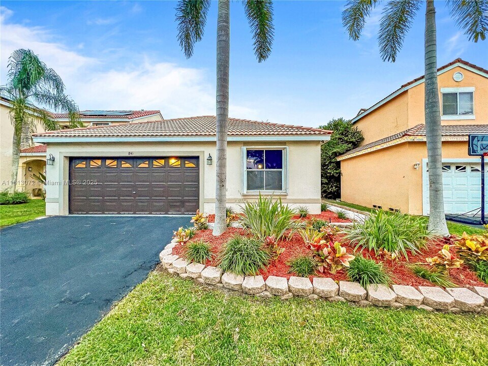 841 Stanton Dr in Weston, FL - Building Photo