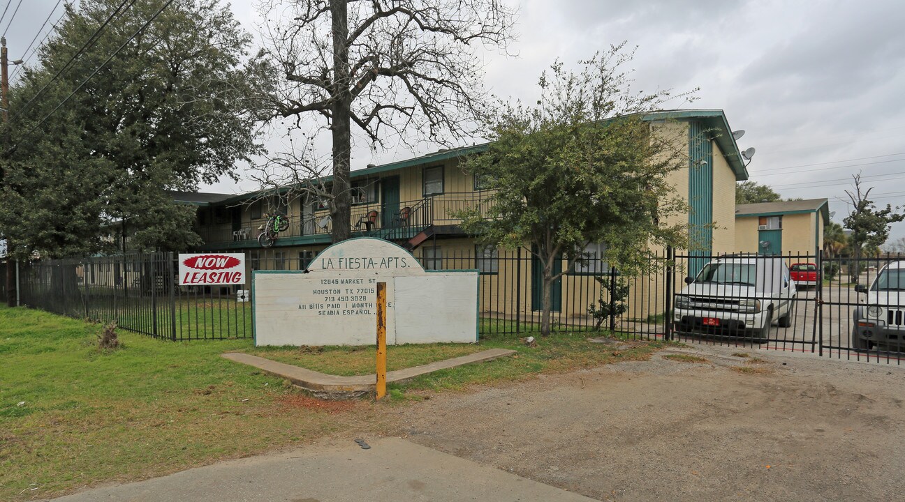 La Fiesta Apartments in Houston, TX - Foto de edificio