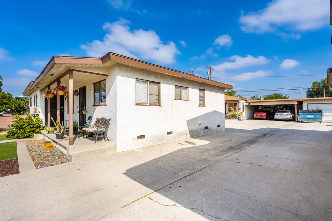 Somerset Apartments in Bellflower, CA - Building Photo