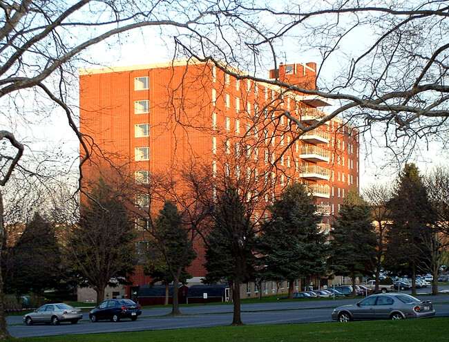 Cedar View Apartments in Allentown, PA - Foto de edificio - Building Photo