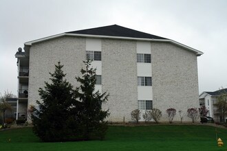 White Hill Condominiums in Valparaiso, IN - Foto de edificio - Building Photo