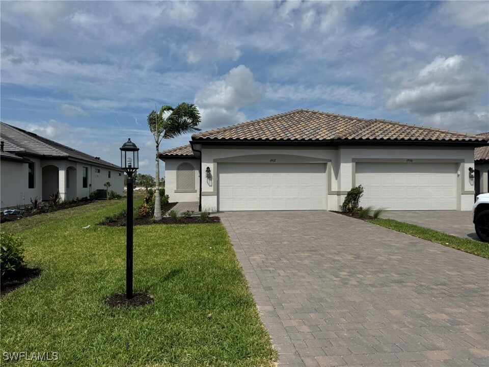19532 Hinkley Dr in Estero, FL - Building Photo