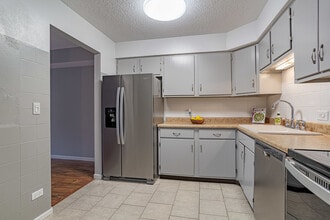 520 Biesterfield Rd in Elk Grove Village, IL - Building Photo - Building Photo