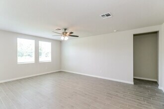 3250 Forrest Plum Ct in Zephyrhills, FL - Building Photo - Building Photo
