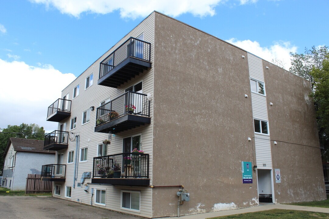 Leo Manor Apartments in Saskatoon, SK - Building Photo