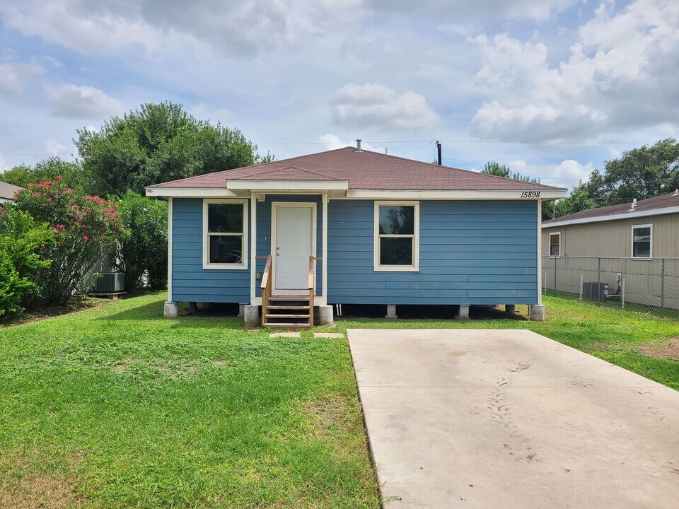 15898 Washington Palm Dr in Harlingen, TX - Foto de edificio