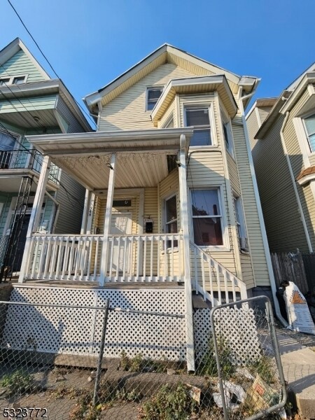 748 E 18th St in Paterson, NJ - Foto de edificio