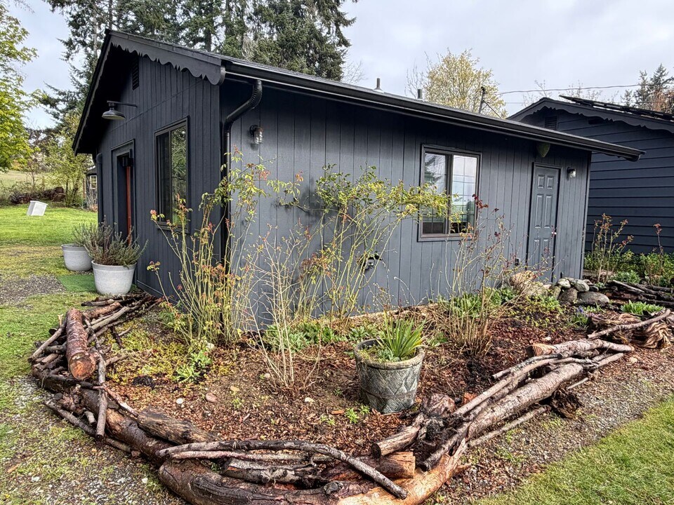 1889 Lancaster Rd in Freeland, WA - Building Photo