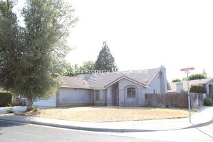 296 N Jasmine Ave in Clovis, CA - Building Photo