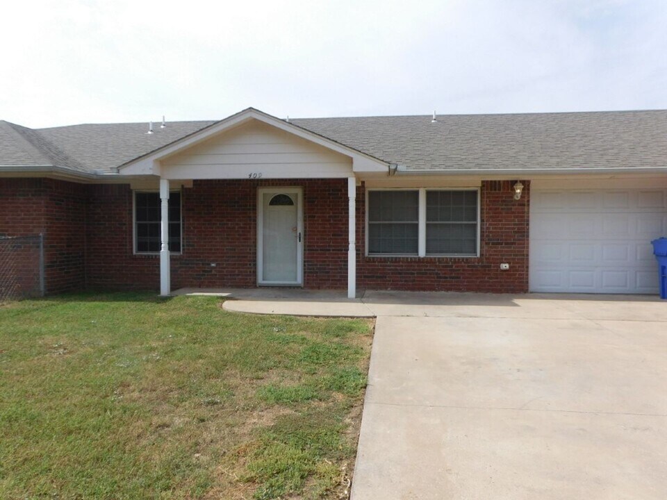 409 S 2nd St in Cache, OK - Building Photo