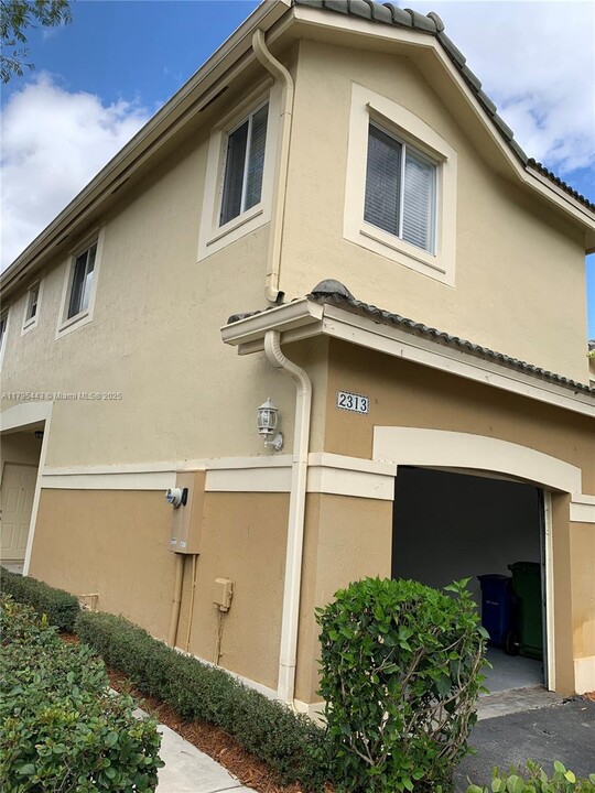 2313 Pasadena Way in Weston, FL - Building Photo
