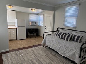 925 1/2 N Maple St, Unit 925 in Burbank, CA - Building Photo - Building Photo