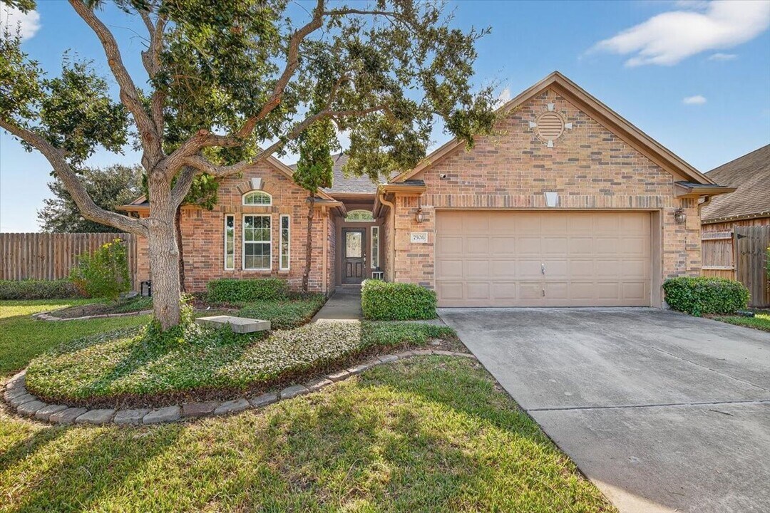 7506 Exeter in Corpus Christi, TX - Building Photo
