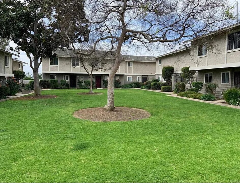 2112 E Vista Way in Vista, CA - Building Photo