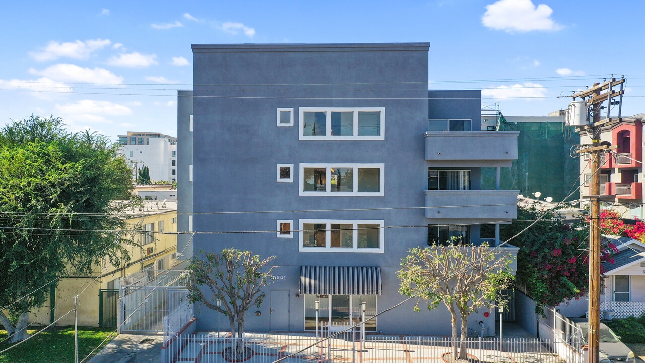 5541 Fulcher Ave in Los Angeles, CA - Foto de edificio