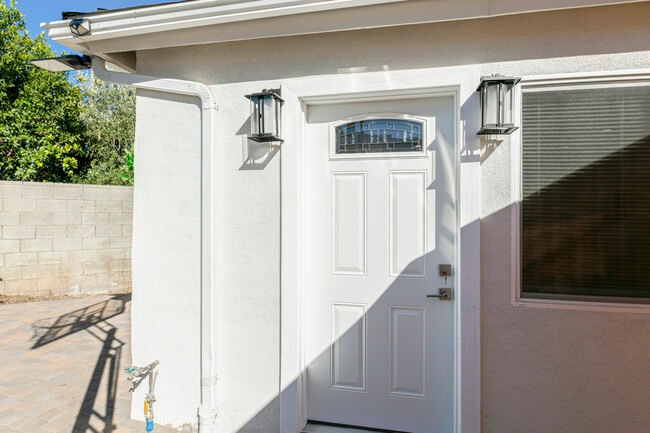 7209 Dos Rios Dr in Tujunga, CA - Foto de edificio - Building Photo