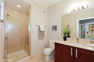 744 N Clark St in Chicago, IL - Building Photo - Building Photo