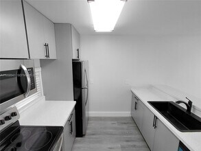 8720 N Sherman Cir in Miramar, FL - Building Photo - Building Photo