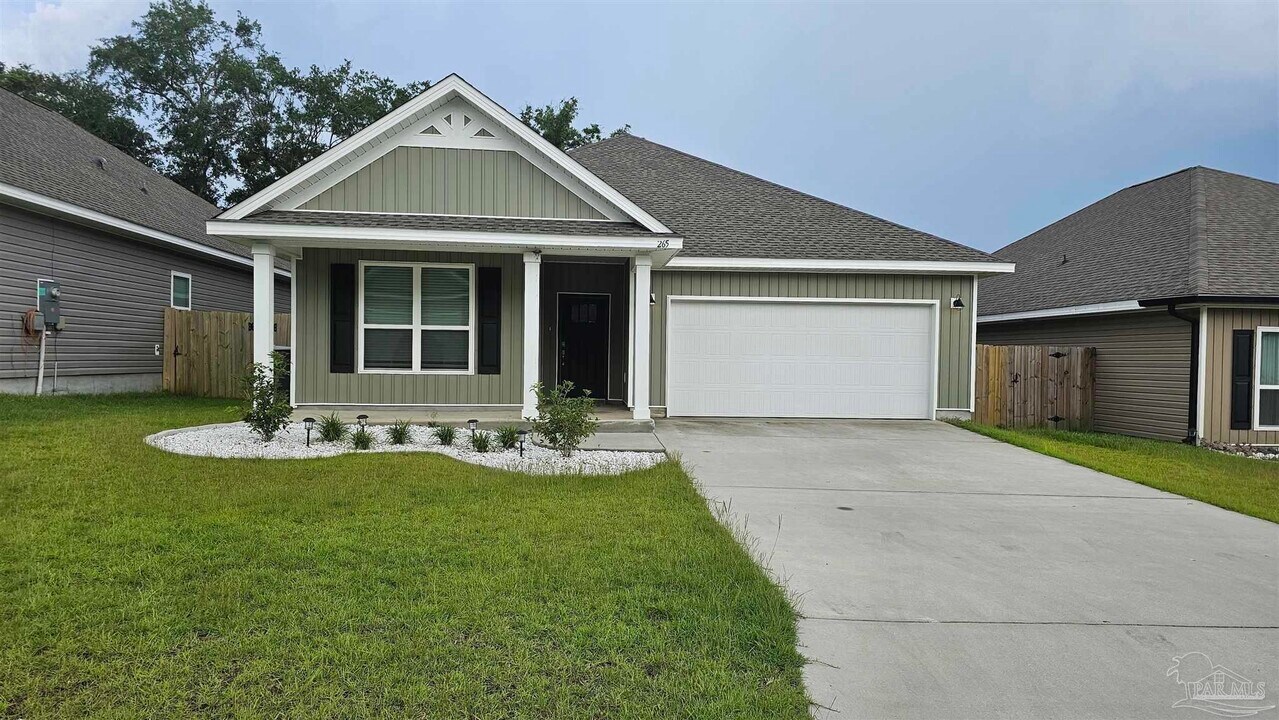 265 Camellia Dr in Gonzalez, FL - Building Photo