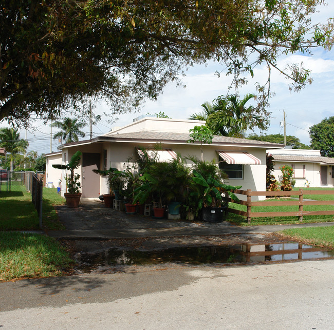 235-239 NE 1st Ter in Dania Beach, FL - Building Photo - Building Photo