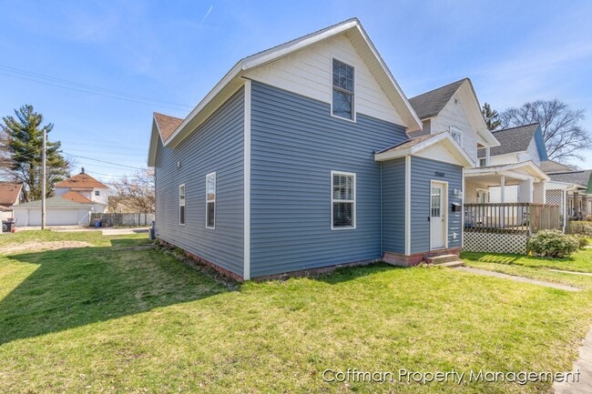 1560 Broadway Ave NW in Grand Rapids, MI - Building Photo - Building Photo