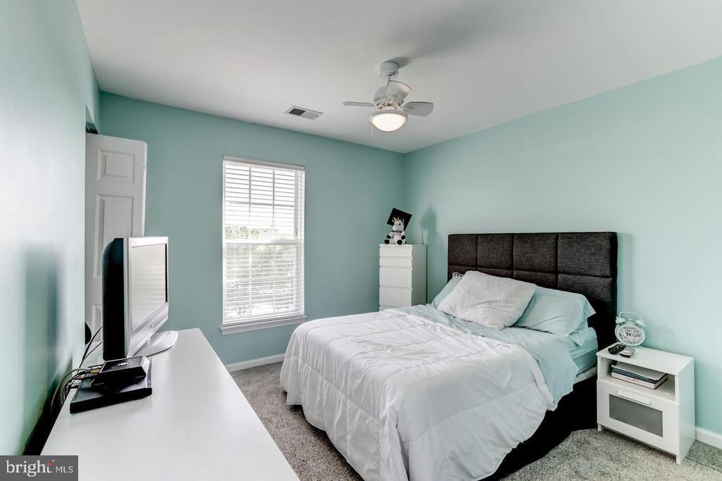 10106 Sir Reynard Ln in Linton Hall, VA - Building Photo