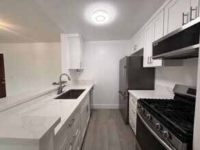 18645 Hatteras St in Los Angeles, CA - Building Photo - Building Photo