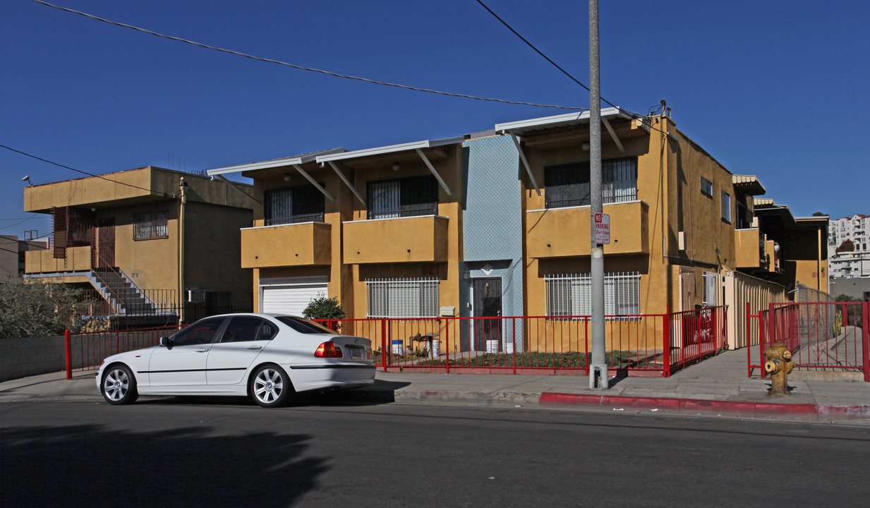 821 N Bunker Hill Ave in Los Angeles, CA - Building Photo