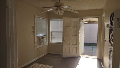 6838 18th Ave in Sacramento, CA - Building Photo - Building Photo