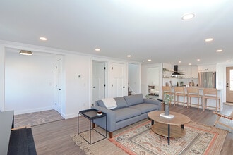 29 Lion St in East Greenwich, RI - Foto de edificio - Building Photo