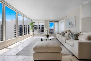 1717 N Bayshore Dr in Miami, FL - Building Photo