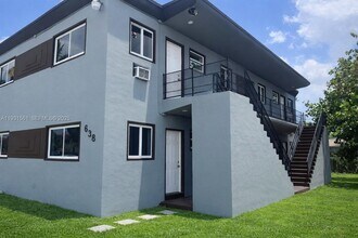 638 NE 166th St in Miami, FL - Foto de edificio - Building Photo