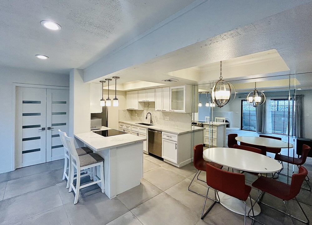 7557 N Dreamy Draw Dr, Unit 156 in Phoenix, AZ - Building Photo