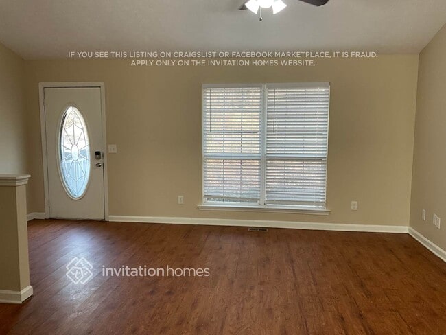 6827 Summit View Dr in Flowery Branch, GA - Foto de edificio - Building Photo