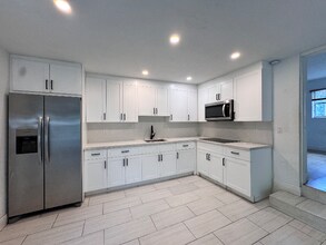 1041 NW 32nd Pl in Miami, FL - Foto de edificio - Building Photo