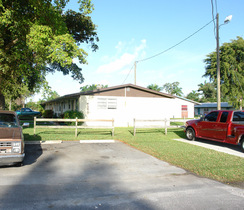 4555 SW 32nd Ave in Fort Lauderdale, FL - Building Photo