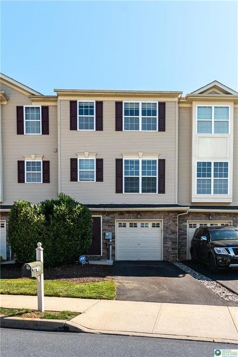 2512 Gila Dr in Easton, PA - Building Photo