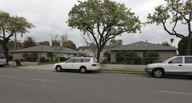 2046 Maple Ave in Costa Mesa, CA - Building Photo - Building Photo