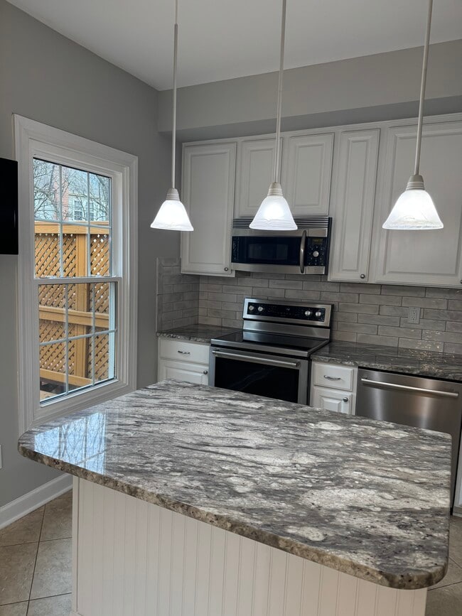 46530 Lynnhaven Sq in Sterling, VA - Building Photo - Building Photo