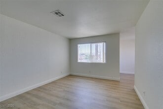 1860 N Decatur Blvd, Unit 202 in Las Vegas, NV - Building Photo - Building Photo