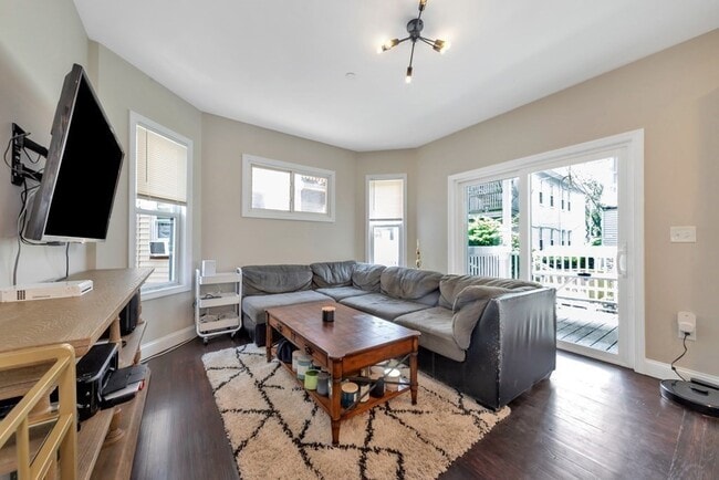 770 Columbia Rd, Unit 3T in Boston, MA - Foto de edificio - Building Photo