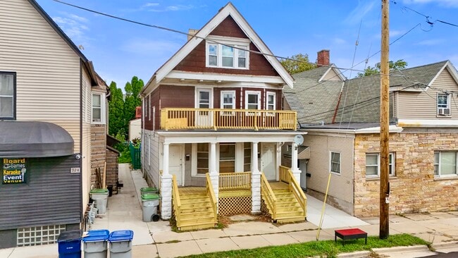 926 E Locust St in Milwaukee, WI - Building Photo - Building Photo