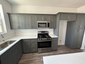 1021 W Payson Ave in Visalia, CA - Building Photo - Building Photo