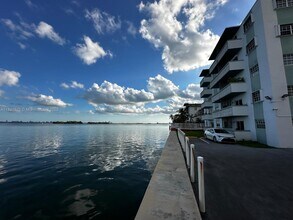 7825 NE Bayshore Ct in Miami, FL - Building Photo - Building Photo