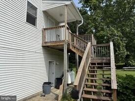 221 Llewelyn Ln in Huntingtown, MD - Building Photo