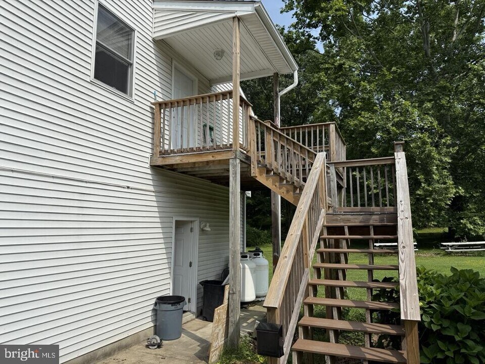 221 Llewelyn Ln in Huntingtown, MD - Building Photo