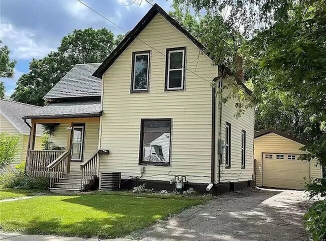 property at 125 10th Ave SE