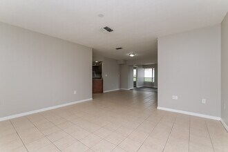 11171 Heathwood Ave in Spring Hill, FL - Foto de edificio - Building Photo