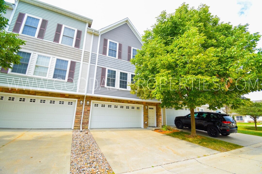 4306 152nd Pl in Urbandale, IA - Building Photo