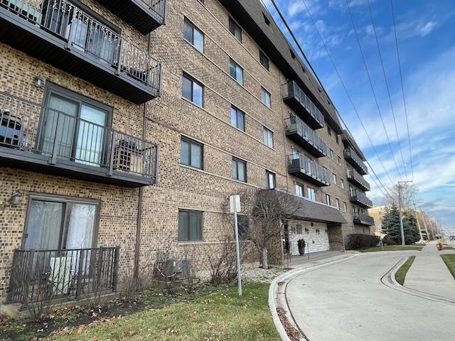 960 S River Rd in Des Plaines, IL - Building Photo